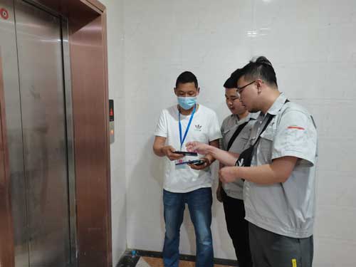 一种电梯安全警示标识牌制造技术(图1)